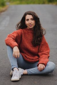 Hierro Broch Jumper sitting
